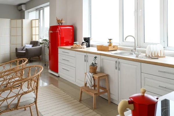 Interior Cozinha Moderna Leve Com Geladeira Vermelha Balcões Brancos Poltrona — Fotografia de Stock