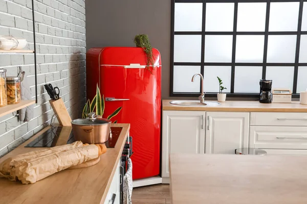 Interieur Van Stijlvolle Keuken Met Rode Koelkast Witte Balies Raam — Stockfoto