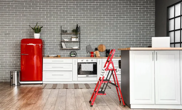 Interior Elegante Cocina Con Nevera Roja Mostradores Blancos Pared Ladrillo — Foto de Stock