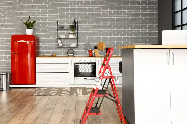 Interieur Van Stijlvolle Keuken Met Rode Koelkast Witte Aanrecht Trapladder — Stockfoto