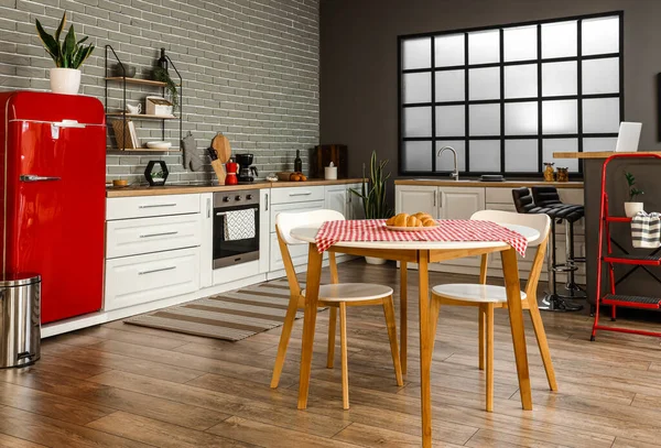 Intérieur Cuisine Élégante Avec Réfrigérateur Rouge Comptoirs Blancs Table Manger — Photo