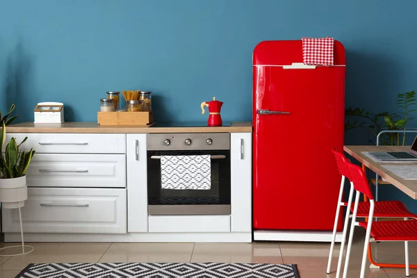 Interno Elegante Cucina Con Frigorifero Rosso Banchi Bianchi Parete Blu — Foto Stock