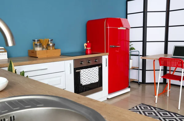 Interior Cozinha Elegante Com Geladeira Vermelha Balcões Brancos Parede Azul — Fotografia de Stock