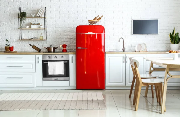 Interior Cocina Luminosa Con Nevera Roja Mostradores Blancos Mesa Comedor — Foto de Stock