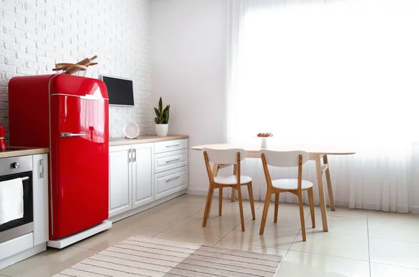 Interior Cocina Luminosa Con Nevera Roja Mostradores Blancos Mesa Comedor — Foto de Stock