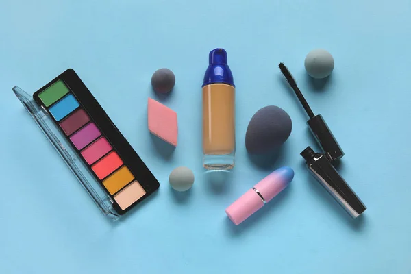 Schminkschwämme Und Kosmetikprodukte Auf Blauem Hintergrund — Stockfoto
