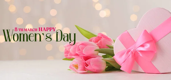 チューリップの花とボックスで国際女性デーのお祝いのための美しいグリーティングカード — ストック写真