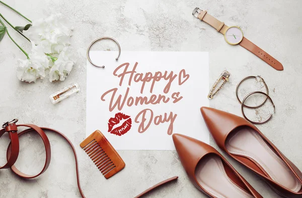 女性のアクセサリーと国際女性デーのお祝いのための美しいグリーティングカード — ストック写真