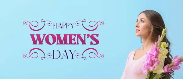 花を持つ若い女性と国際女性デーのお祝いのための美しい挨拶カード — ストック写真