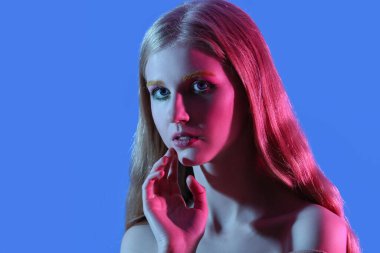 Renkli arka planda sıra dışı kaşları olan güzel bir kız.