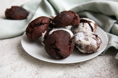 Açık arkaplanda bir tabak çikolatalı kek.