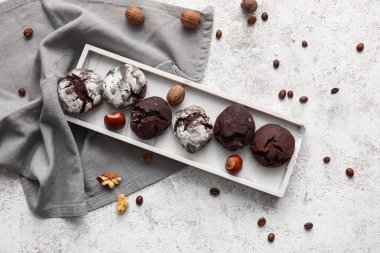 Açık arkaplanda çikolatalı kek panosu.