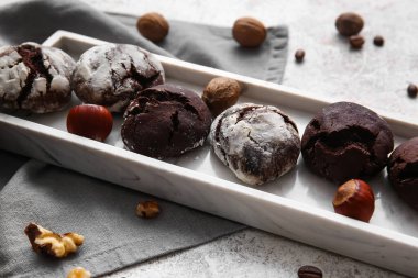 Açık arkaplanda çikolatalı kek panosu, yakın plan.