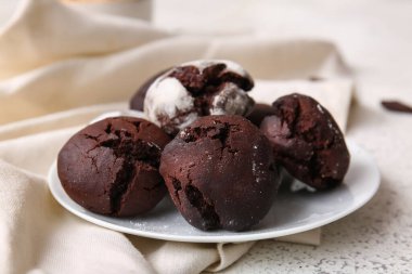 Açık arkaplanda bir tabak çikolatalı kek.