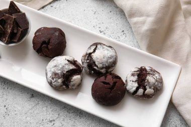 Açık arkaplanda bir tabak çikolatalı kek.