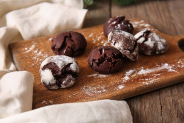 Tahta arka planda çikolatalı browni kurabiyeleri.