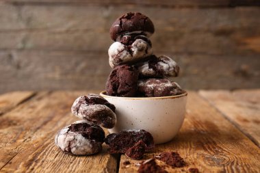 Tahta arka planda bir kase çikolatalı kek.