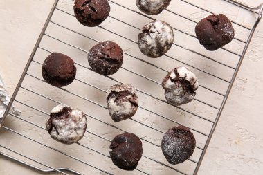 Açık arkaplanda çikolatalı browni kurabiyeleriyle şebeke