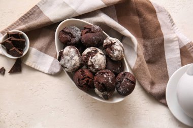 Açık arkaplanda bir kase çikolatalı kek.