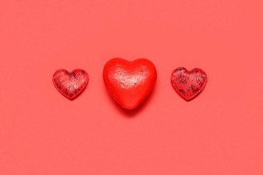 Kırmızı arka planda kalp şeklinde dekorasyon. Sevgililer Günü