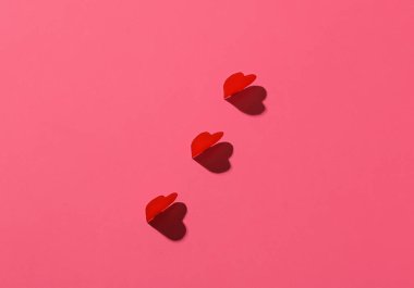 Pembe arka planda güzel kağıt kalpler. Sevgililer Günü