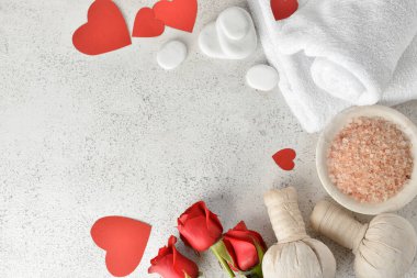 Sevgililer Günü kutlamaları için taşlı ve güllü güzel spa kompozisyonu