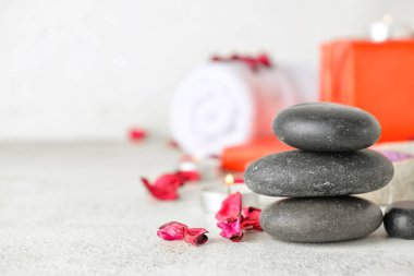 Sevgililer Günü kutlamaları için güzel spa taşları arka planda, yakın plan