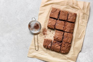 Açık arkaplanda çikolatalı kek kes