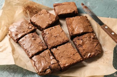 Lezzetli çikolatalı brownie parçaları masada.