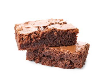Lezzetli çikolatalı brownie parçaları beyaz arka planda izole edilmiş.