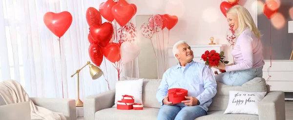 Feliz Pareja Madura Celebrando Día San Valentín Casa —  Fotos de Stock