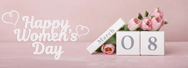 カレンダーとチューリップの花と国際女性デーのお祝いのための美しいグリーティングカード — ストック写真