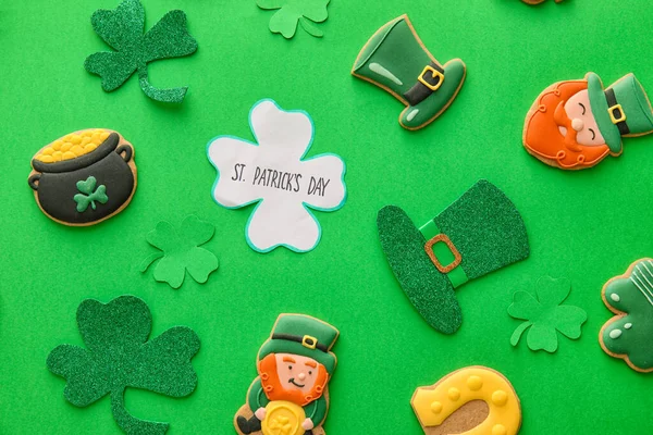 Composition Tasty Gingerbread Cookies Patrick Day Celebration Green Background — Stock Photo, Image