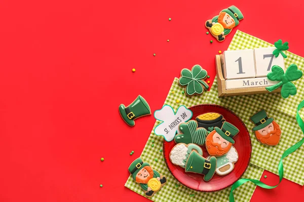 Composition Tasty Gingerbread Cookies Patrick Day Celebration Calendar Red Background — Stock Photo, Image
