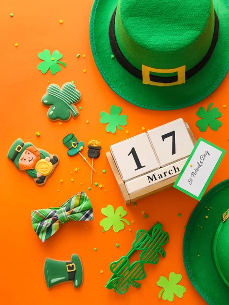 Composition Tasty Gingerbread Cookies Patrick Day Celebration Calendar Orange Background — Stock Photo, Image