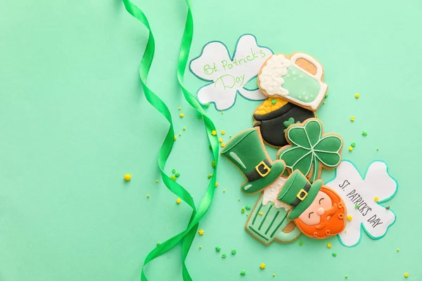 Composition Tasty Gingerbread Cookies Patrick Day Celebration Color Background — Stock Photo, Image