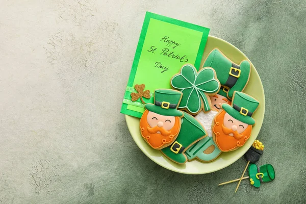Plate Tasty Gingerbread Cookies Patrick Day Celebration Color Background — Stock Photo, Image