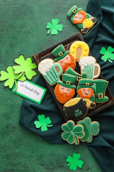 配上美味的姜饼饼干 作为圣帕特里克节的绿色背景庆祝活动 — 图库照片
