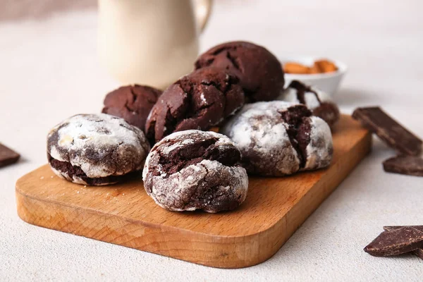 Tablero Madera Galletas Chocolate Brownie Sobre Fondo Claro —  Fotos de Stock