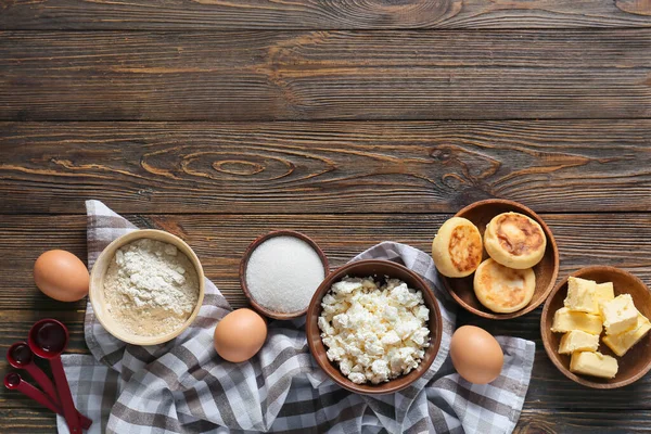 Schüssel Mit Quark Und Zutaten Zur Zubereitung Von Pfannkuchen Auf — Stockfoto