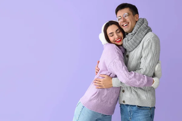 Hugging Young Couple Warm Sweaters Color Background — Stock Photo, Image