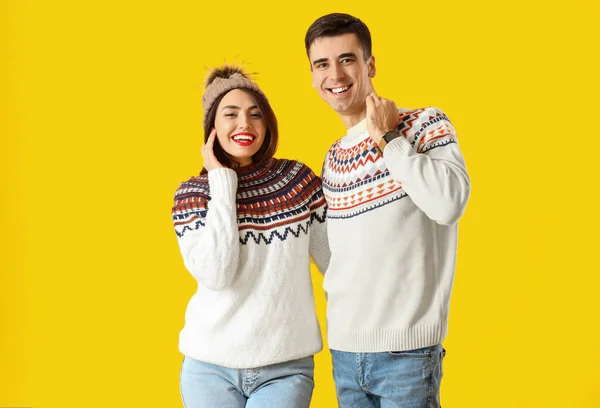 Happy Young Couple Warm Sweaters Color Background — Stock Photo, Image