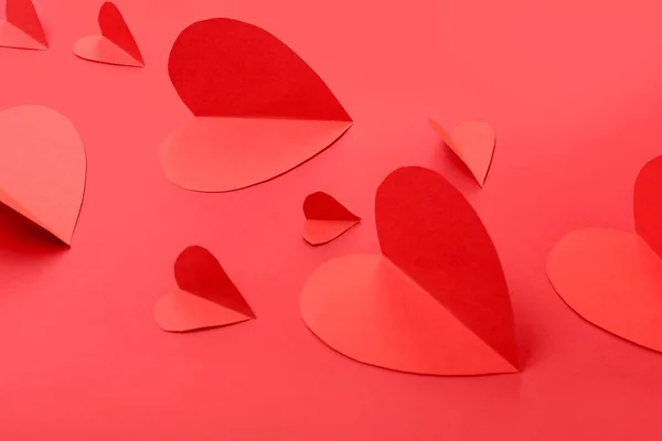 Schöne Papierherzen Auf Rotem Hintergrund Valentinstag — Stockfoto