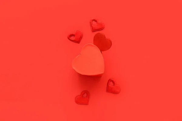 Vacker Hjärtformad Låda Med Pappershjärtan Röd Bakgrund Alla Hjärtans Dag — Stockfoto