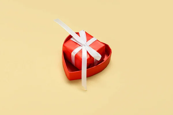 Herzförmige Schachtel Mit Geschenk Auf Beigem Hintergrund Valentinstag — Stockfoto