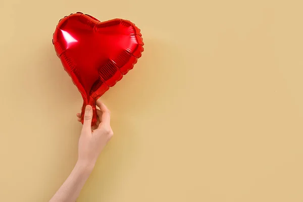 Vrouw Met Mooie Hartvormige Ballon Beige Achtergrond Valentijnsdag — Stockfoto
