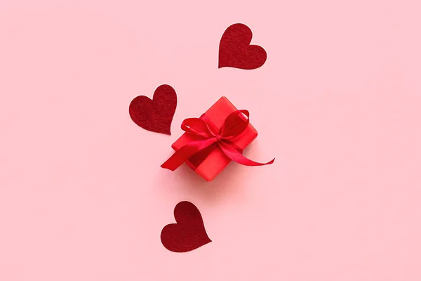 Mooie Geschenkdoos Rode Hartjes Roze Achtergrond Valentijnsdag — Stockfoto