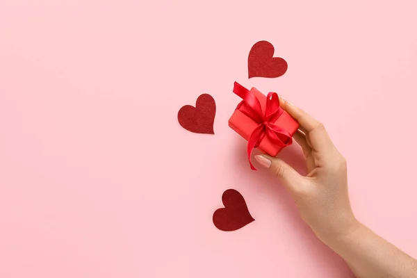 Mujer Sosteniendo Hermosa Caja Regalo Sobre Fondo Rosa Día San — Foto de Stock