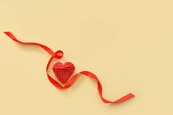 Piękne Wiklinowe Serce Czerwona Wstążka Beżowym Tle Walentynki — Zdjęcie stockowe