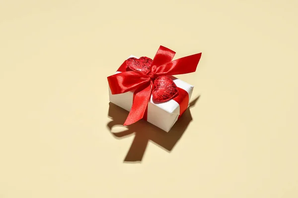 Чудова Коробка Подарунками Бежевому Фоні День Святого Валентина — стокове фото